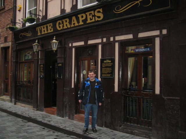 paddyoutsidethegrapesmathewstreetliverpool.jpg