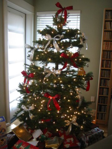 christmastreewithunopenedpresents.jpg