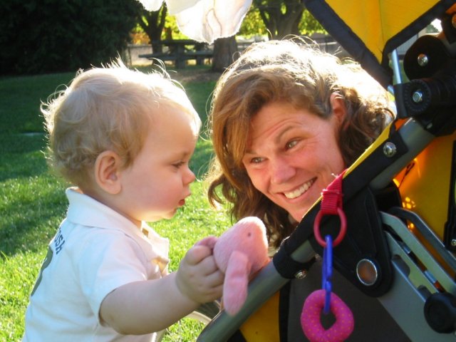 liliandmummyplaypeekaboo.jpg