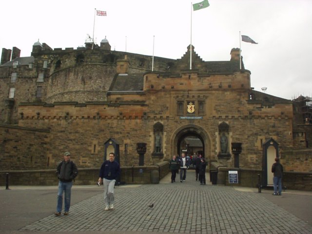 edinburghcastleupclose.jpg
