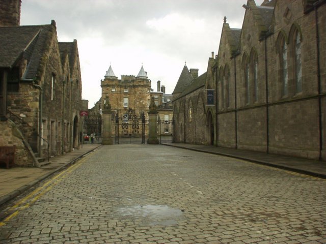 holyroodhouseentrance.jpg