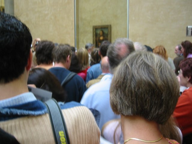 crowdinfrontofthemonalisa.jpg