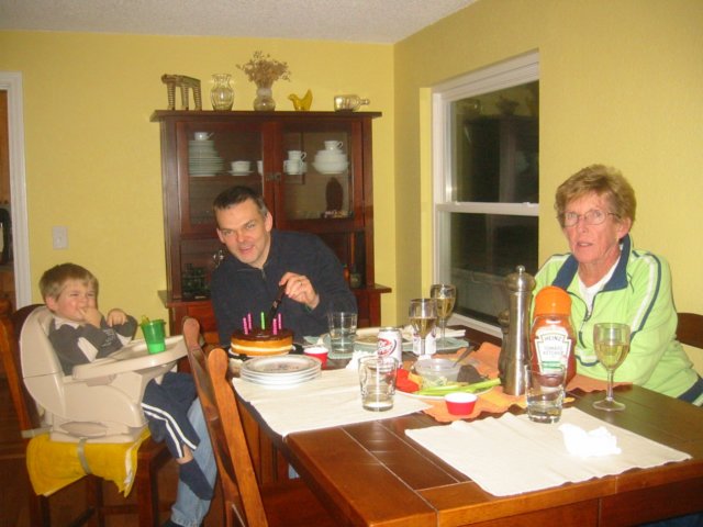 cuttingmummysbirthdaycake.jpg