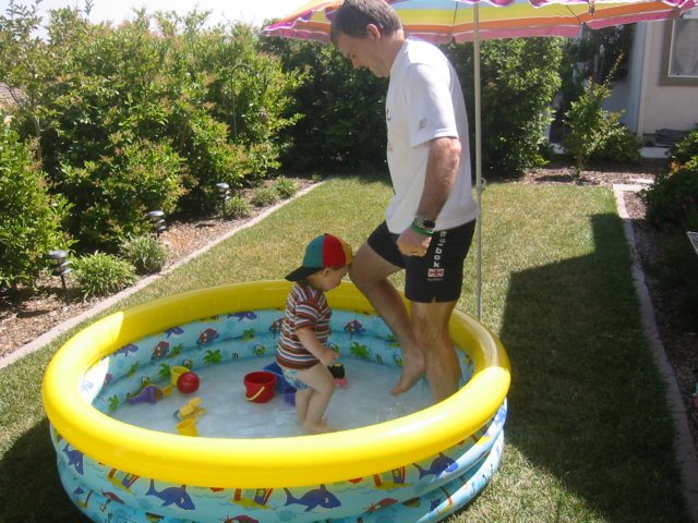 daddyandlilisplashinthepool.jpg