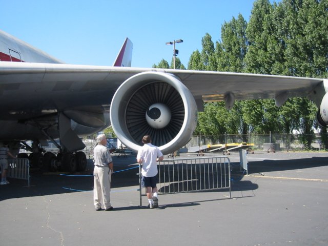 donandpaddyinspecttheenginesofa747.jpg