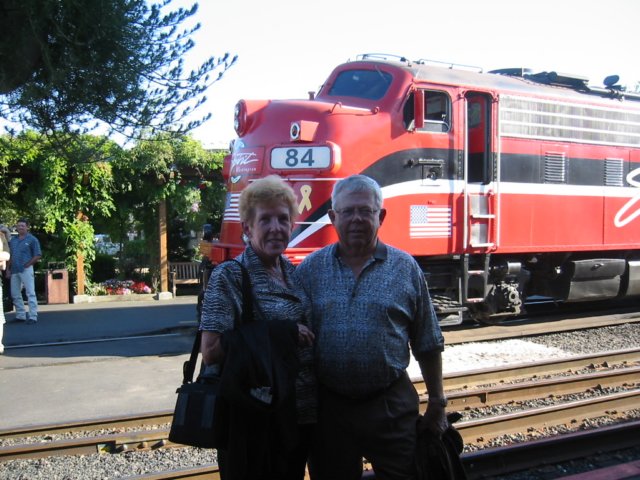 momanddoninfrontofthedinnertrain.jpg