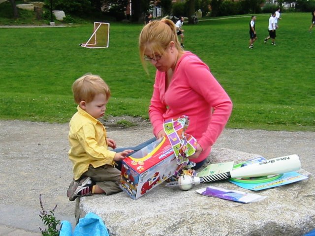 romanopenshispresentswithhismummy.jpg