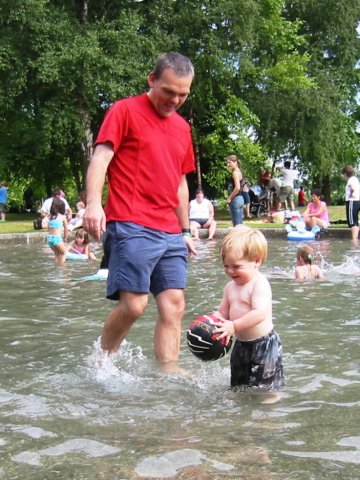 splashingwithdaddy.jpg