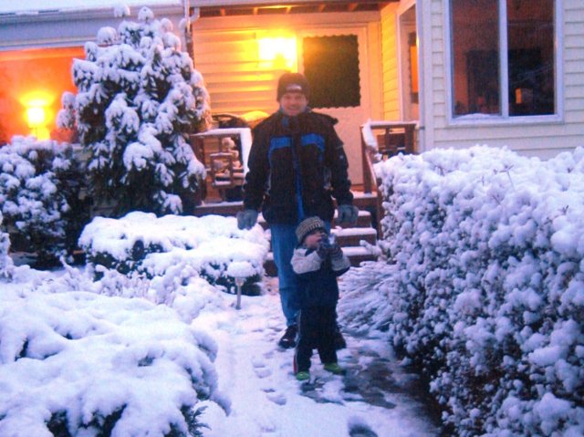 daddyandliaminthesnow.jpg